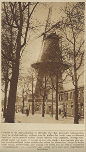 870193 Gezicht in de Adelaarstraat te Utrecht met de korenmolen Rijn en Zon.